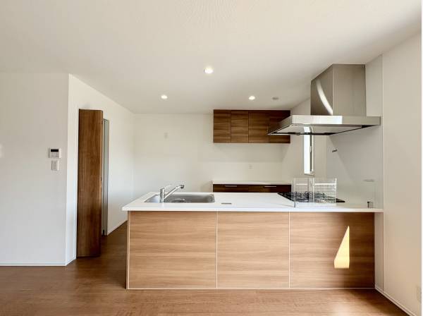 対面式キッチンパントリーや収納を完備。料理を楽しく快適に