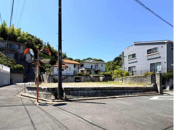 3方角地の風通し良好な広い土地です