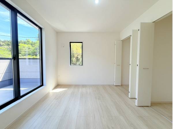 約7.2帖のあたたかい居室、収納スペースも備えております