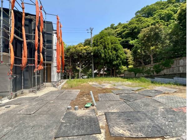 対象地は建築中の建物の右側のA区画