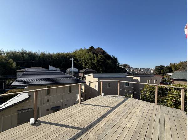 抜けた眺望をお楽しみいただける大きなウッドデッキ