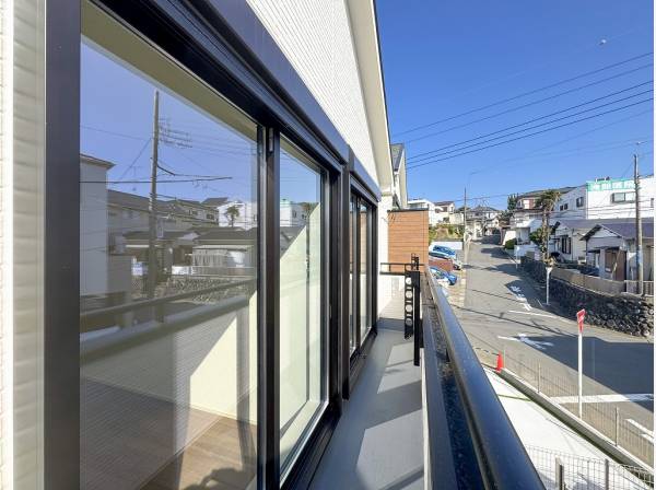 抜け感が心地よい南向きのバルコニー