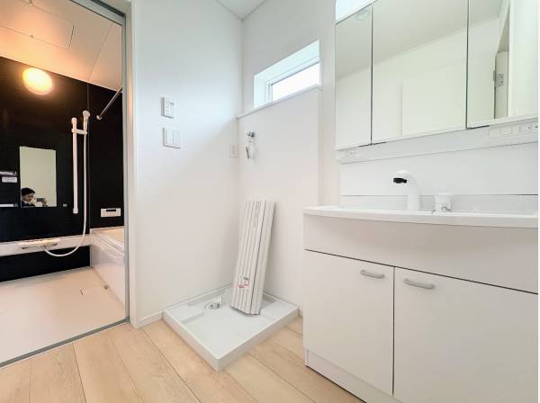 サニタリールームとバスルーム