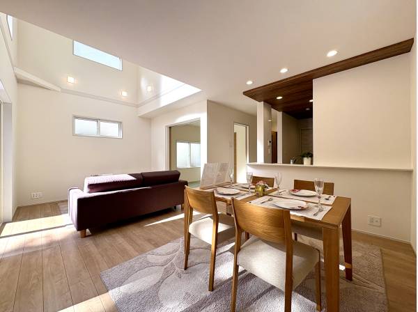 リビングは吹き抜け空間で開放的な1階リビング