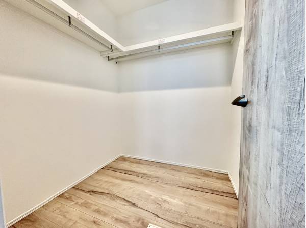 大きなクローゼットがあります。