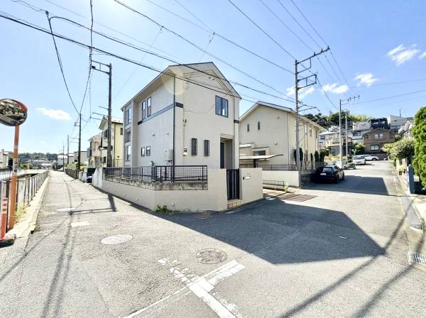 交通量が少なく、前面道路もゆとりがあるため駐車もストレスフリー！