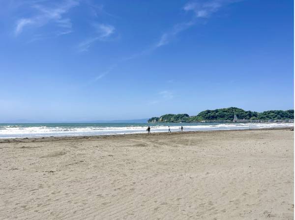 心地よい潮風を楽しむ材木座海岸まで徒歩7分（約500ｍ）