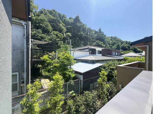 バルコニーからは鎌倉の豊かなグリーンビューを堪能