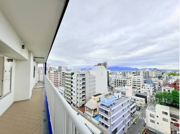 9階角部屋ならではの開放的な眺望 。27.42平米の広いバルコニーです