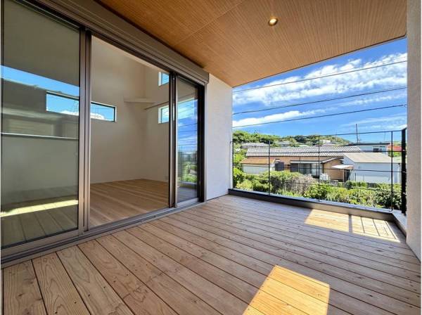 人目を気にせずヨガや読書。もう一つのリビングとして愉しむ。