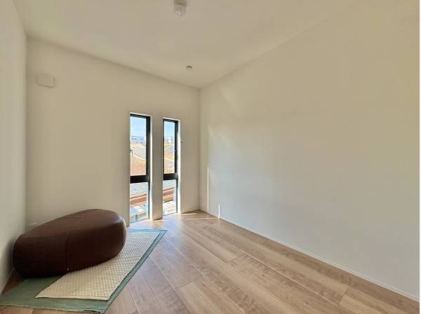 太陽の陽が差し込み、緑も感じられるリゾートライクな暮らしを