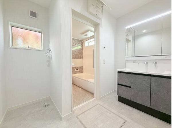 洗練されたパウダールーム、換気に嬉しい小窓もついております