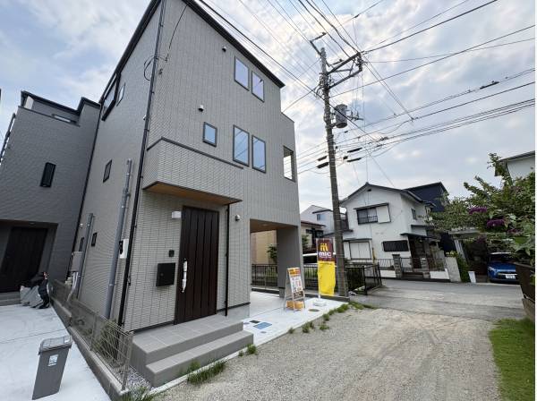 前面道路も広々