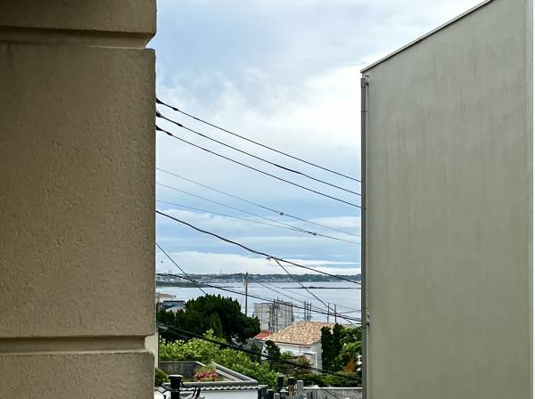 バルコニーから海をチラッと眺めます。
