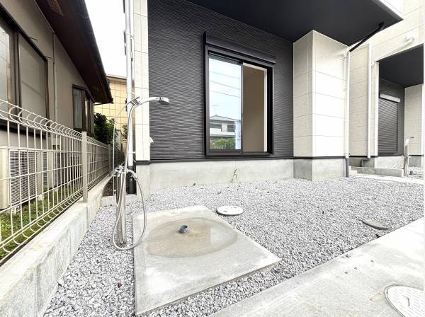 “外で遊んだあと”も快適に暮らせる、屋外シャワーもございます！
