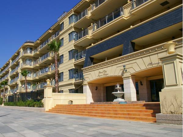 リゾートホテルを思わせる【グランシティ湘南海岸マリナージュスクエア】