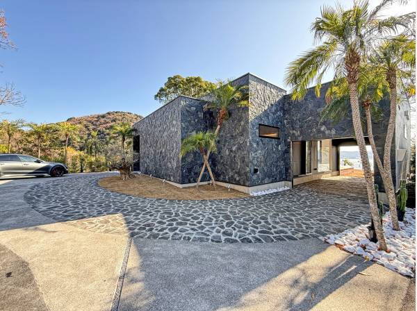 リゾート感あふれる建物外観。お車はガレージ含め４台は駐車可能です