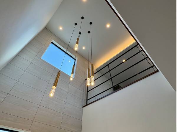 吹抜けが開放的でとても素敵！上はLDKに繋がっております！