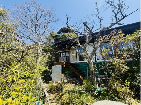 四季折々の草花が彩る秘密の森のようです。