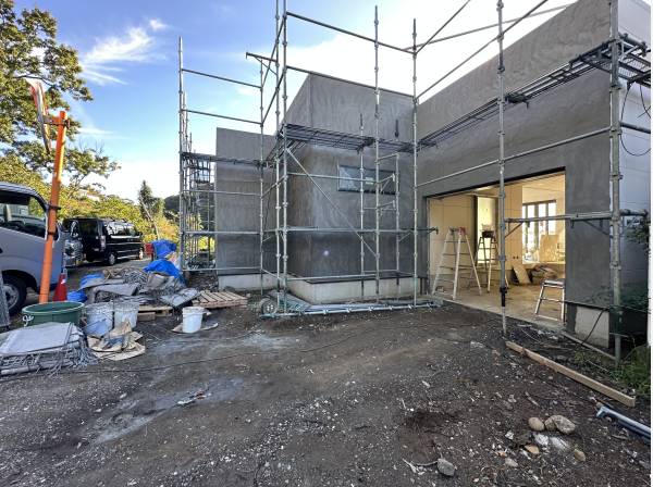 約12帖の電動シャッター付きガレージ