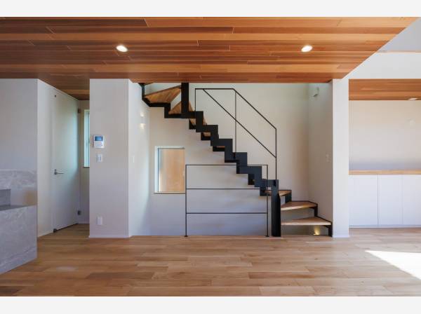 木目の柔らかさとスタイリッシュなデザイン性が融合する一邸です。