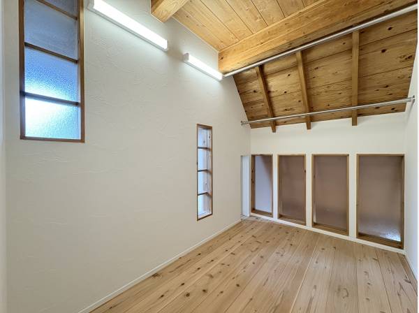 2階の洋室天井が高く窮屈感のない落ち着きある空間です。