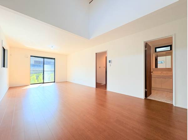 吹き抜け天井からの陽光の差し込みが部屋全体を明るくします。