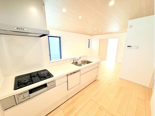 毎日のお料理が楽しくなる！白を基調とした清潔感あふれるキッチン