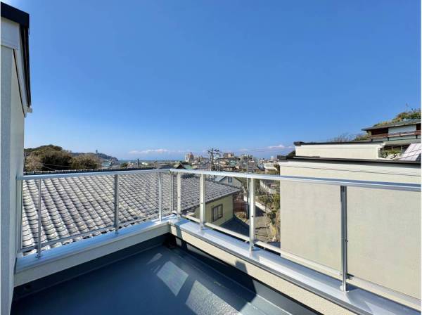 空と湘南の街並みを楽しめるルーフバルコニー