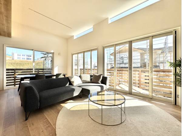 大きな窓とデッキがつながる、開放感あふれる寛ぎ空間。