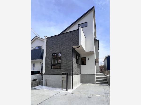 カースペースはゆとりがあり2台駐車可能（車種による）