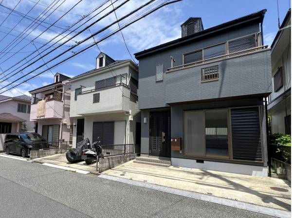 ひょっこり頭を覗かせる屋根のドーマーが可愛らしいですね