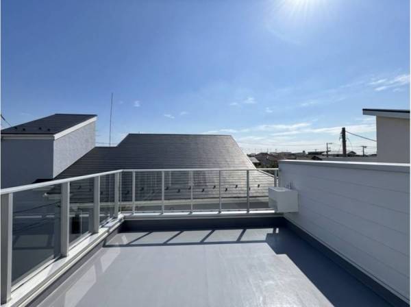 空に近いルーフバルコニーで、休日のくつろぎ時間を