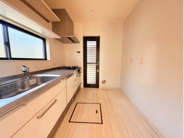 造作の棚に素敵な小窓、勝手口付きの広々キッチン