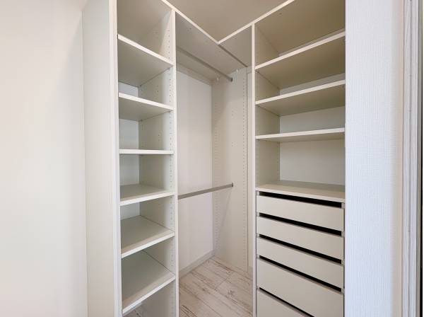 クローゼット内は収納棚が備わります