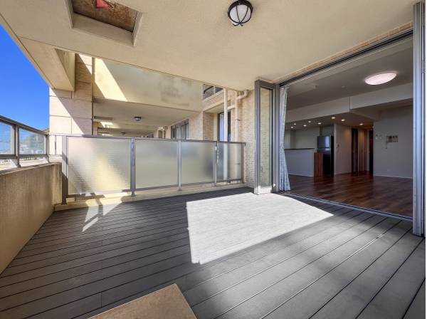 窓を開放しセカンドリビングのような活用もおすすめです