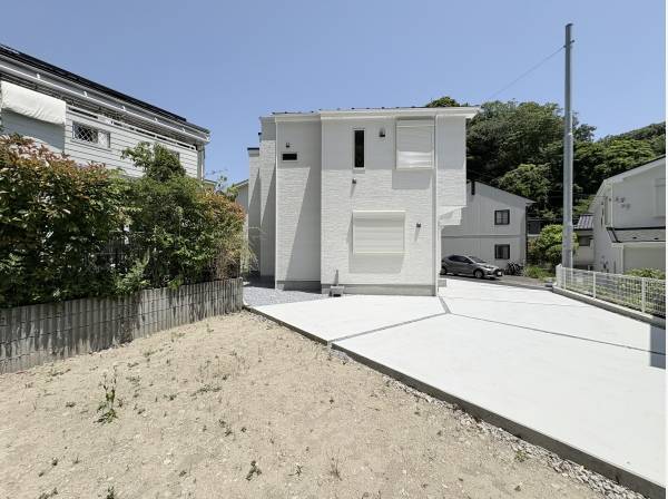 駐車スペースの裏には小さなお庭がございます。
