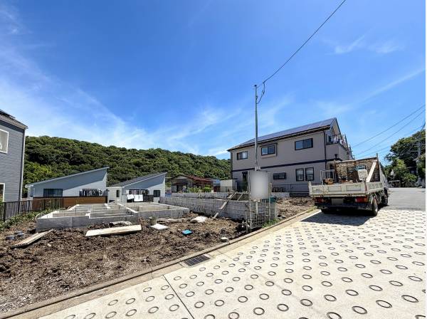 周辺に高い建物がなく接道も広いので開放感がありますね