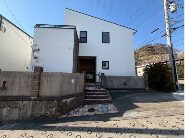 カースペースも備えた白亜の邸宅で贅沢な暮らしを！