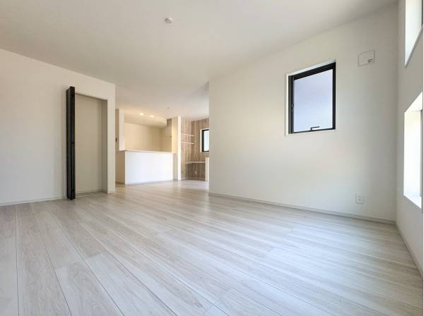 リビングダイニングが緩やかに仕切られ家具の配置がしやすい形状