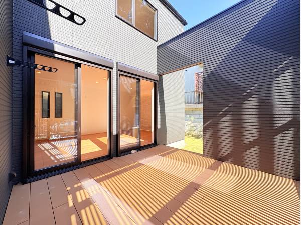 リビングと玄関ホールから出入り可能なデッキスペース