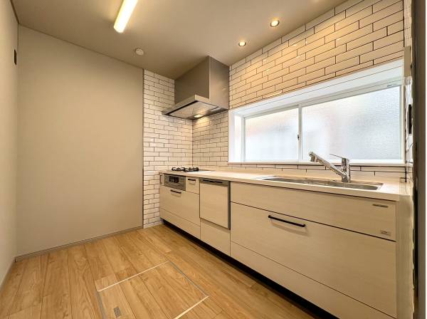 食洗機と浄水器付きのキッチン