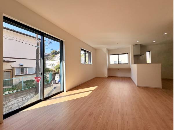 やわらかな光が差し込み落ち着きのある南向きLDK