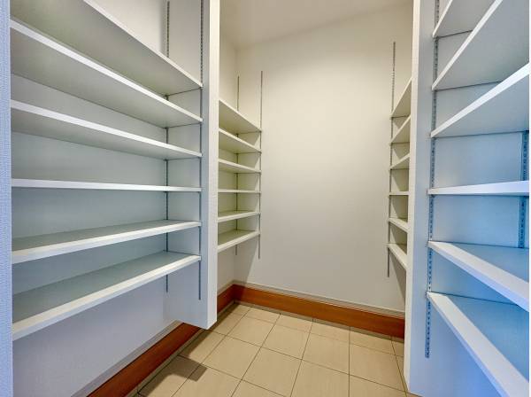 SICが靴やアウターを収め、常に美しく整った空間でゲストを迎えます