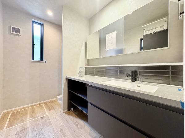 大きく使い勝手のいい三面鏡