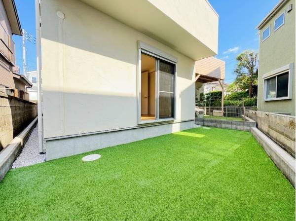 お庭も広く、子どもの遊ぶスペースや愛犬が走り回るスペースに最適