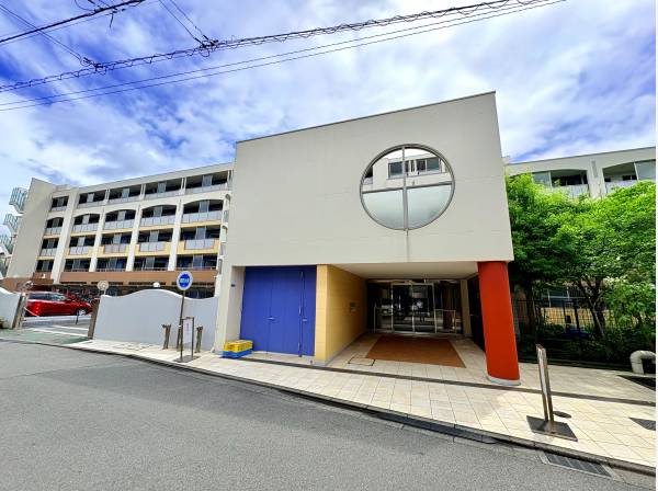 印象的な丸窓がお洒落な外観！材木座海岸まで徒歩5分の立地です