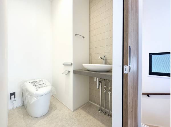 可愛らしい造作洗面スペースが寄り添うサニタリー