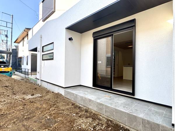 リビンの先にはテラスとお庭スペースが広がります