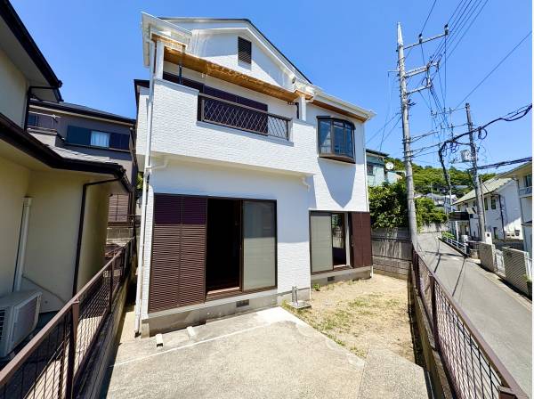 青空に映える白基調の外観！
